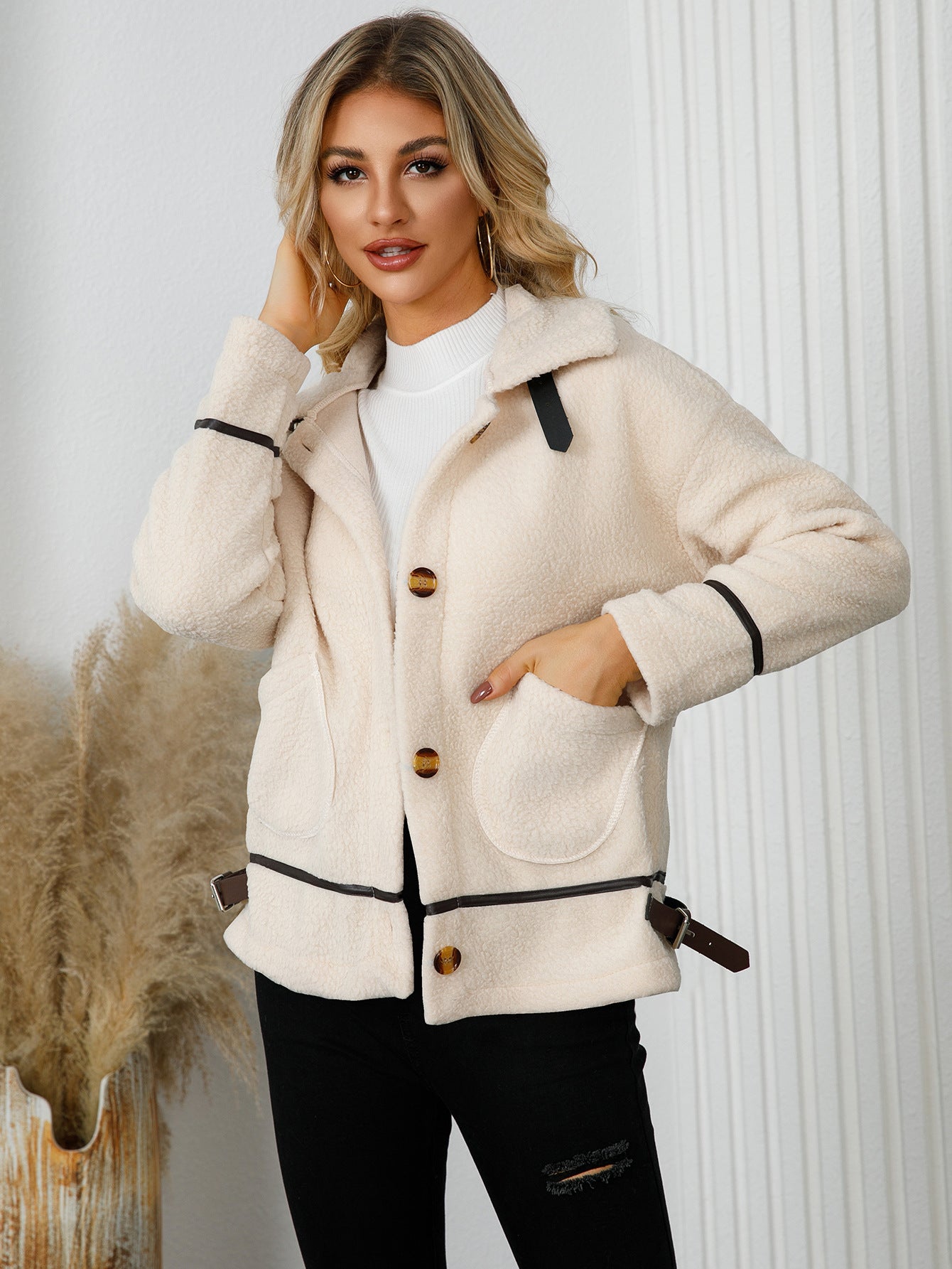 Damenjacke in Wolloptik - Kurzer Jacke mit Kontrastdetails und Knopfleiste